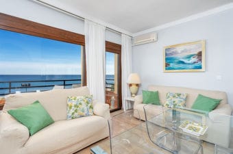 FANTASTIC APARTMENT IN FRONT OF THE SEA. SHORT SEASON