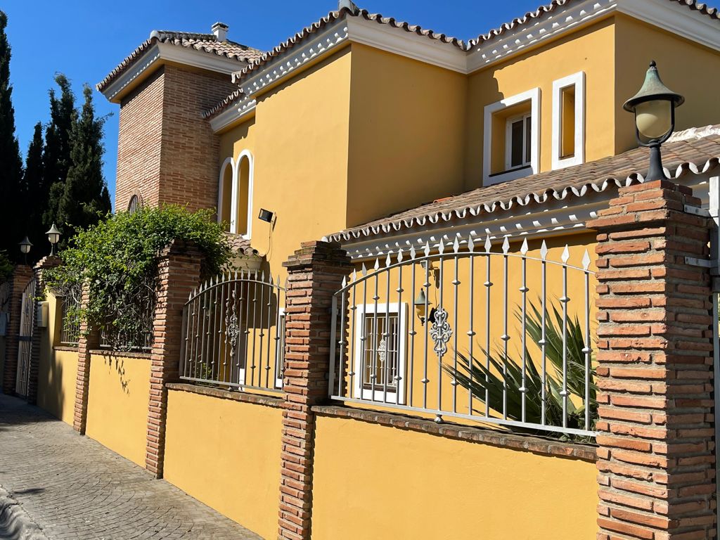 BEAUTIFUL VILLA IN TORREQUEBRADA IN FRONT OF THE GOLF COURSE